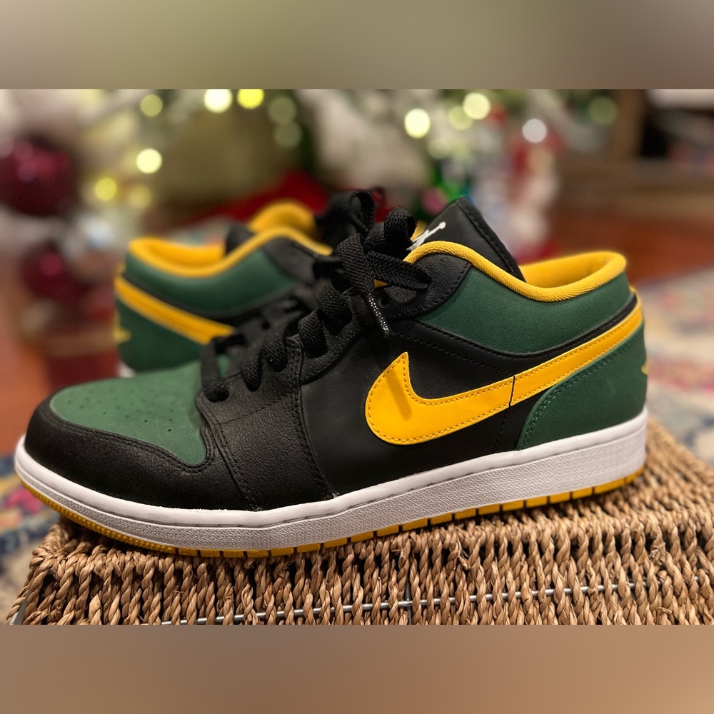 Men’s Nike Air Jordan, green and gold low top size 13 ￼
